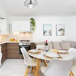 Tenohomes Elegant Hideaway In Nature Apartment